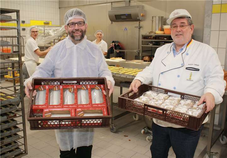 Und fertig: Cochems Bürgermeister Wolfgang Lambertz und Achim Lohner präsentierten stolz die Stollen, über die sich die im Jordanieneinsatz befindenden Soldaten zu Weihnachten freuen können.  TE