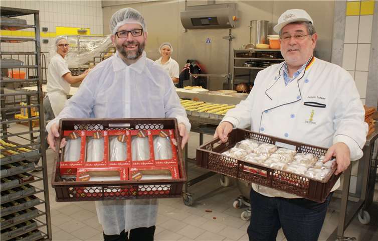 Und fertig..! Zahlreich dieser süßen Gaumenfreuden gehen demnächst mit der Feldpost nach Jordanien, wo sie pünktlich zum Weihnachtsfest eintreffen sollen.- TE -