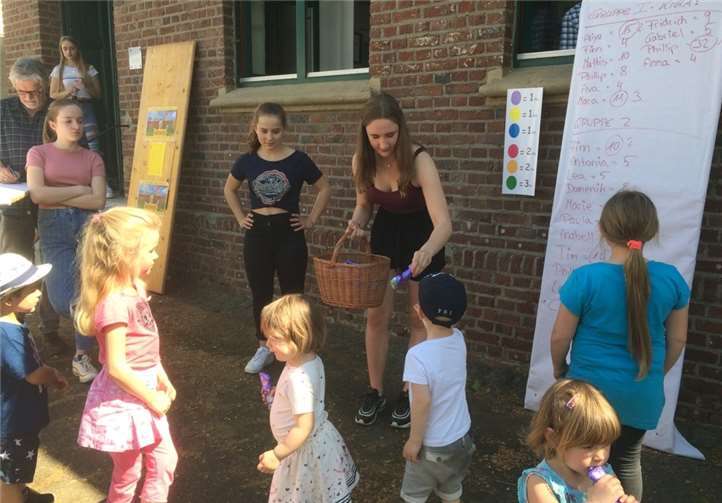 Und für jedes anwesende Kind gab es einen Osterhasen.