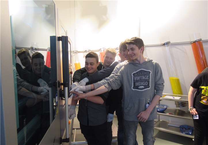 Und los geht’s! Die Produktion lief so gut, dass die Teilnehmer je drei, statt wie geplant einen Trinkbecher, mit nach Hause nehmen konnten.