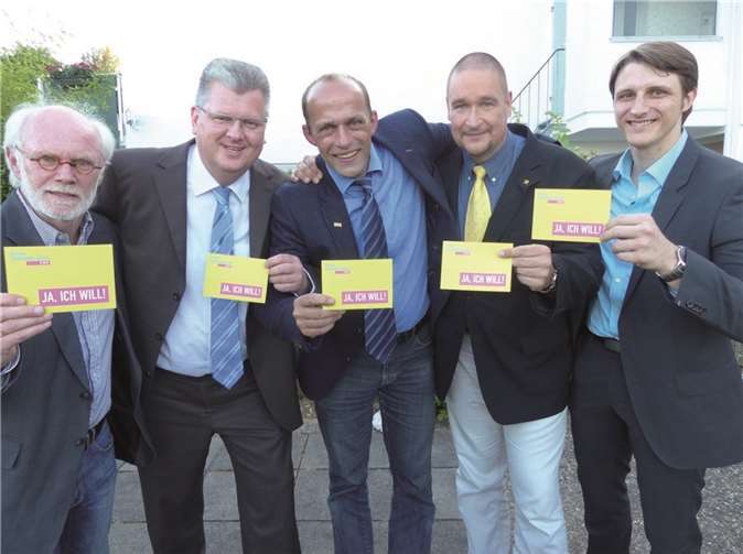 Und wie sie wollen! Der Vorsitzende des FDP-Kreisverbands Neuwied, Alexander Buda (Mitte) mit den FDP-Kandidaten, die sich um ein Direktmandat bei der Landtagswahl bewerben. Dr. Hermann-Josef Sich (l.) ist B-Kandidat im Wahlkreis drei „Linz am Rhein/Rengsdorf“ und unterstützt den eigentlichen, sogenannten A. Kandidaten, Dr. Tobias Kador, der rechts neben ihm steht. Sven Störmer (vierter v. l.) bewirbt sich im Wahlkreis vier „Neuwied/Dierdorf“ um ein Landtagsmandat. Ihn unterstützt der dortige B-Kandidat Christian Heß. In die Kamera halten alle Aufnahmeanträge für die FDP, denn die Aufbruchstimmung, die innerhalb der FDP herrscht, spüren die fünf auch in Gesprächen mit Bürgern - und nun hoffen sie, dass auch die wollen. Privat