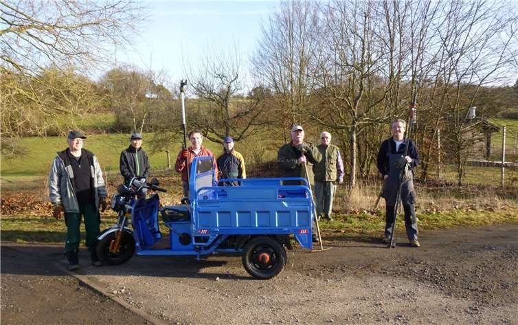 Unermüdlich – Die Helfer des Vereins „Schönes Immendorf e. V.“ vor der Pflege der Apfelbäume auf den Streuobstwiesen. Foto: Elfriede Böhm