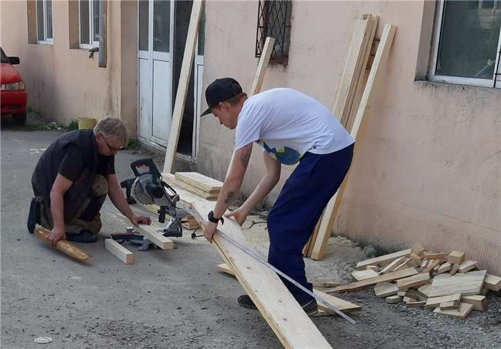 Unermüdlich und hochmotiviert waren die beiden Handwerker im Einsatz.