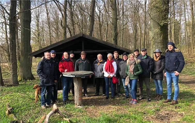 Unerschrocken trotzten die zahlreichen Teilnehmer der diesjährigen Waldwanderung den Kapriolen des Aprilwetters mit Schneefall und Sonnenschein und starteten zum Rundgang durch den heimischen Forst.Foto: privat