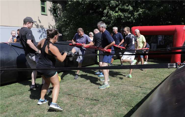 Unerwartet anstrengend war das Menschkickerspiel in Fritzdorf. Foto: CEW
