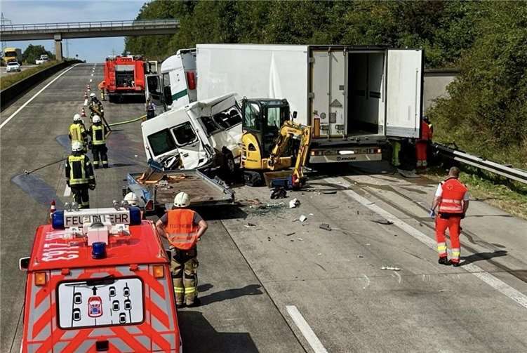 Unfall zwischen einem LKW und einem Transporter am Montagmittag auf der A3.Foto: Feuerwehr VG Asbach