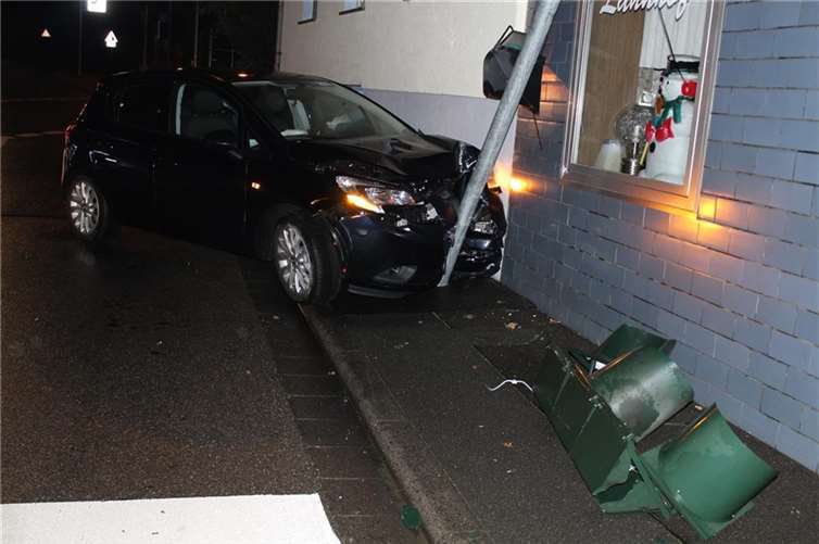 Unfallbeteiligter PKW in Hausfassade.