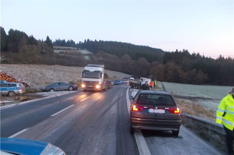 Unfallstelle an der B412. Foto: Polizei