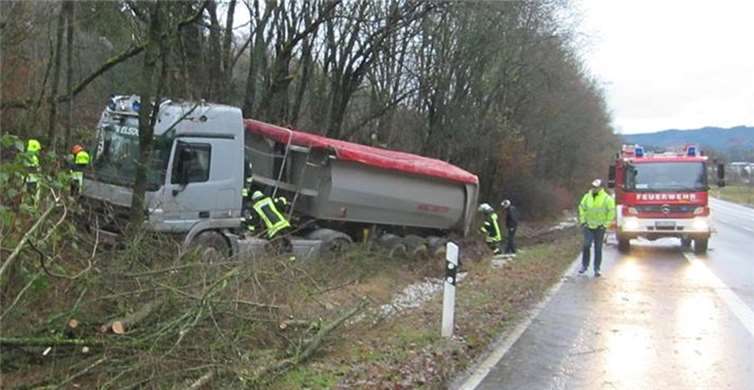 Unfallstelle an der Gemarkung Meuspath kurz vor der Antoniusbrücke. Foto: Polizei