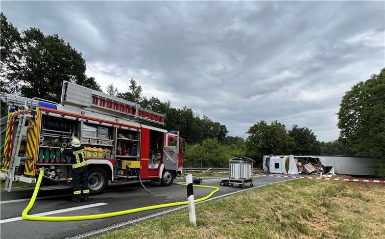 Unfallstelle mit dem umgekippten Lkw auf der B565.  Foto: CEW
