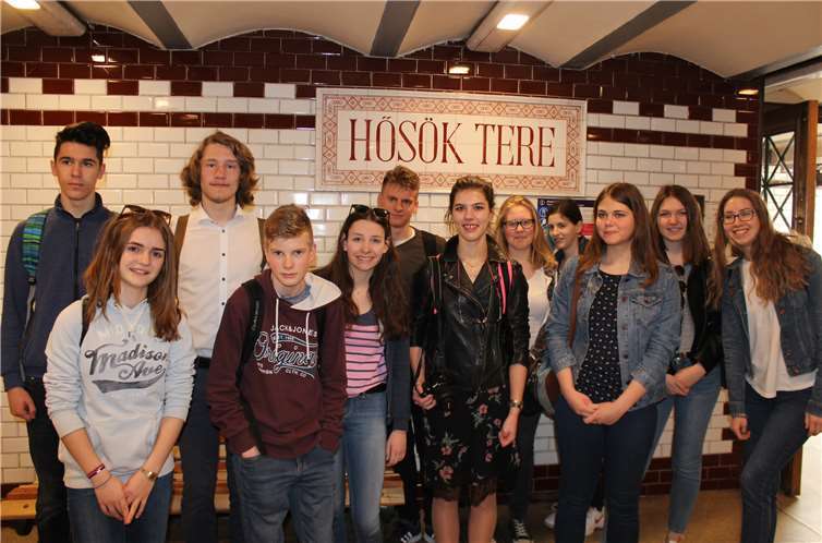 Ungarische und deutsche Schülerinnen und Schüler am Heldenplatz in Budapest.privat