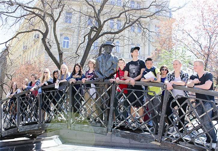 Ungarische und deutsche Schülerinnen und Schüler am Imre Nagy Denkmal in Budapest. privat