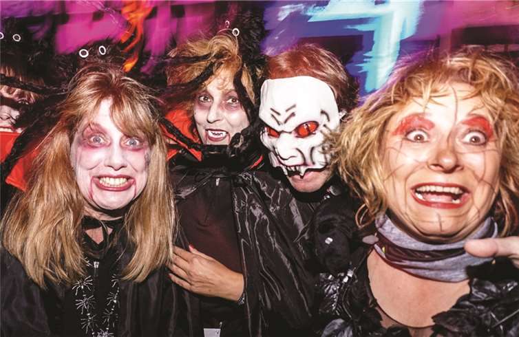 Ungeheuer, Hexen, Monster und Co nahmen am siebten Halloweenlauf teil und liefen durch die stimmungsvoll beleuchteten Gassen und Straßen.