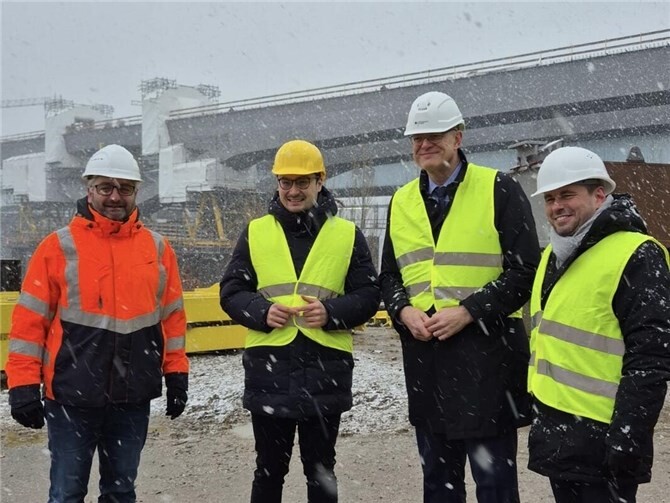 Ungemütlich, aber hochinteressant: Bei der exklusiven Baustellenführung nahmen CDU-Landtagskandidat Philip Rünz (2. von links) und Verkehrsminister Patrick Schnieder (2. von rechts) das Großprojekt Pfaffendorfer Brücke unter die Lupe. Ebenso auf dem Foto: Dr. Kai Mifka (links) und OB David Langner.