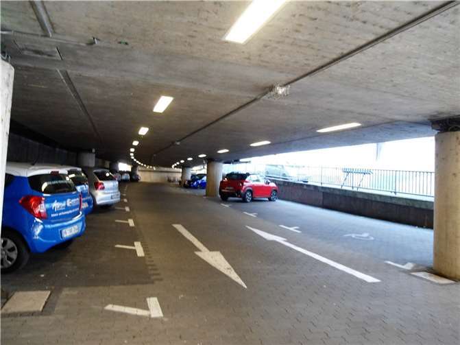 Ungenutzte Plätze im Parkdeck unter der B42.Foto: privat