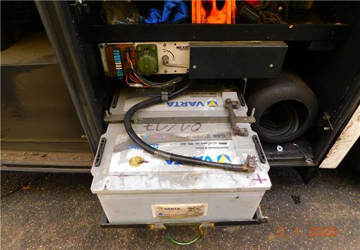 Ungesicherte Batterieanschlüsse.