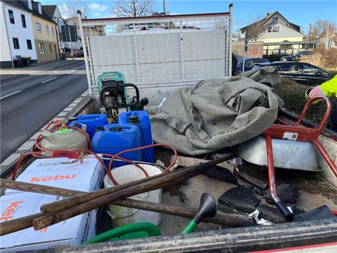 Ungesicherte Gefahrstoffe auf Ladefläche. Fotos: Kreispolizeibehörde Rhein-Sieg-Kreis