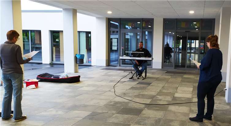 Ungewöhnliche Zeiten erfordern ungewöhnliche Maßnahmen – Chorprobe in Corona-Zeiten. Foto: privat