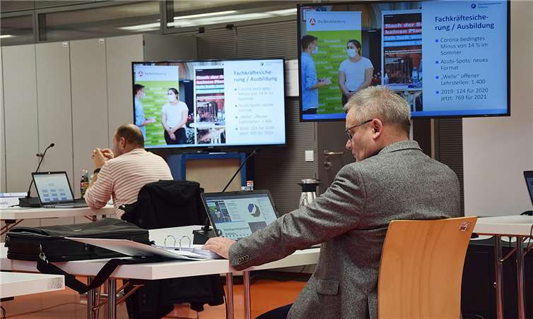 Ungewohnte Medien-Kulisse einer Vollversammlung zwischen Monitoren und Online-Klick: die Corona-Auflagen ließen ein nur kleines Forum in den Räumen der Handwerkskammer Koblenz zu, während die meisten der insgesamt 48 Vollversammlungsmitglieder digital teilnahmen.