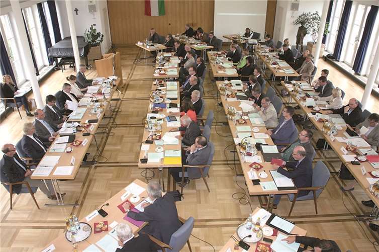 Ungewohntes Bild im Mayener Rathaus: Wegen der Sanierungsarbeiten im Kreishaus tagte der Kreistag im Ratssaal. WE