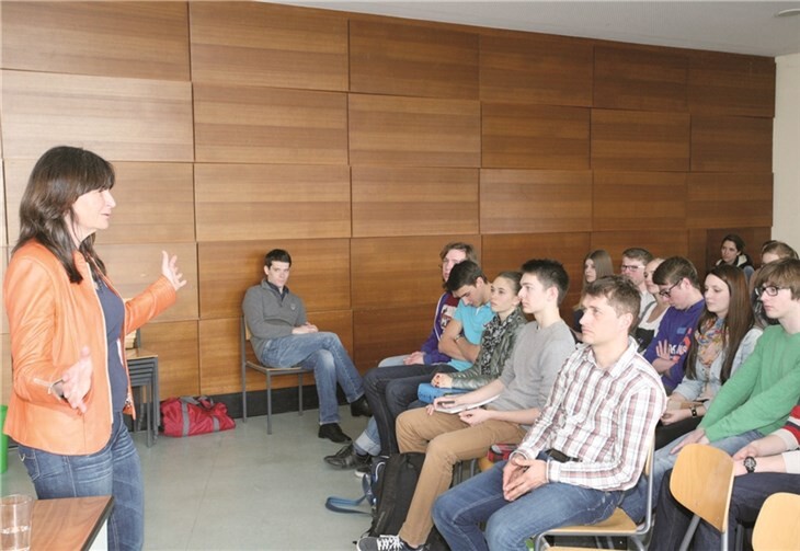 Ungezwungen und locker stellte sich die Bundestagsabgeordnete Mechthild Heil, diesmal nicht als Verbraucherschutzbeauftragte der CDU/CSU-Bundestagsfraktion den Fragen der Schüler.