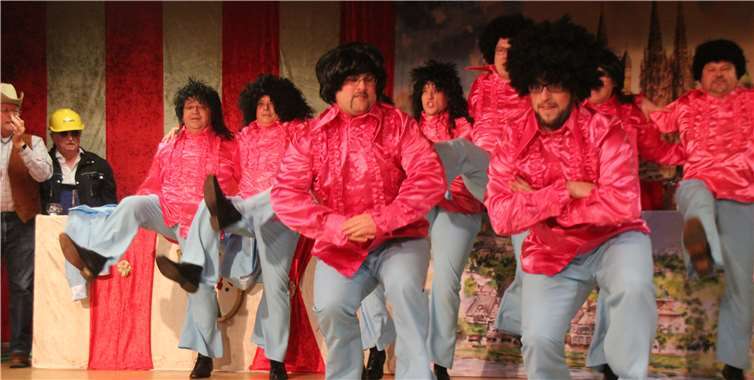 Unglaublich, aber wahr: Bei diesen Bühnenstars handelt es sich tatsächlich um die Mitglieder des Elferrats der KG, die bei der Kostümsitzung in der Jahnhalle eine unfassbare Show als „Elfer-Elfen“ auf die Bretter legten. Foto:KMI