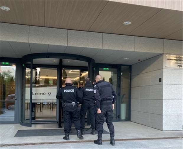 Tausende Anleger betrogen: Bande machte 150 Millionen Euro Umsatz Uniformierte Polizisten betreten ein Gebäude. Foto: © Polizei RLP