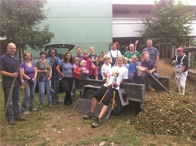 Unkel. Der Förderverein und der Schulelternbeirat hatten die Eltern um Mithilfe bei der Instandsetzung der Schulwiese gebeten. Die Organisatoren konnten sich über einen großen Zuspruch freuen. Die Rektorin Regina Winter dankte den Eltern und auch dem Hausmeister Andreas Uebach für den tatkräftigen Einsatz.privat