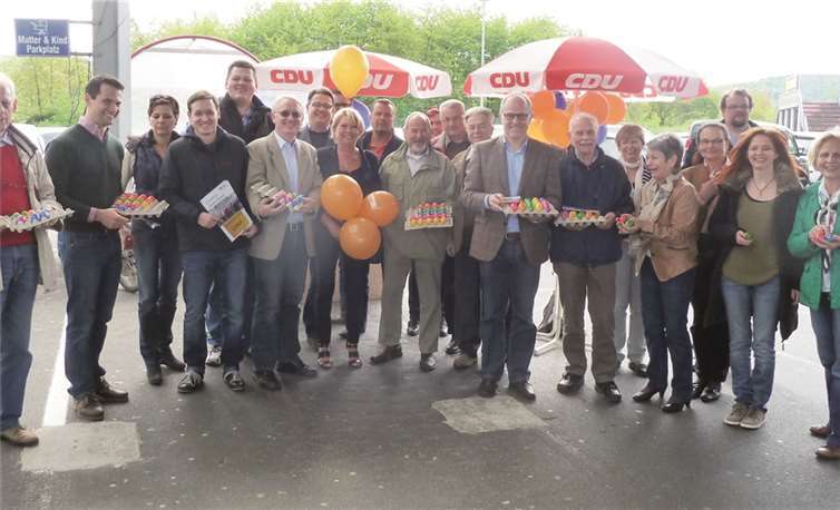 Unkel. Mit 1.200 bunten Eiern haben die Kandidatinnen und Kandidaten der CDU in der Verbandsgemeinde Unkel am Vorteil Center den Bürgern Frohe Ostern gewünscht. Die Aktion stieß auf eine sehr gute Resonanz. Nicht nur die Eier wurden gern entgegengenommen. Auch die Informationsbroschüren für die Kommunalwahlen fanden Interesse. Bei den Kindern waren die Luftballons begehrt. Viele Bürger wünschten den CDU-Kandidaten Erfolg bei den Wahlen am 25. Mai.PressemitteilungCDU Unkel