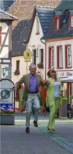 Unkel hat Schwung, in Unkel bewegt sich was! Vor zehn Jahren begann der Aufbruch in den grünen Bereich und die neue Frische: Unkel wurde als Kulturstadt gewidmet. Dass es so kommen konnte, ist maßgeblich der Zusammenarbeit von Rex Stephenson, Ulrike Richarz, den weiteren Mitgliedern des Arbeitskreises und Stadtbürgermeister Gerhard Hausen zu verdanken. Archivfoto: Frank Homann