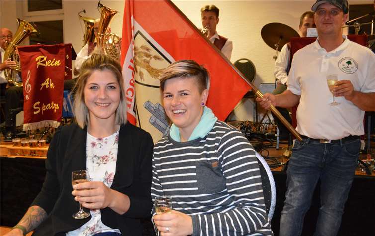 Unkelbach hat ein strahlendes Königinnenpaar: Carmen Zettler (links) und ehefrau Lisa. Fotos: AB