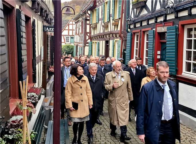 Unkels enge Gassen und die Fachwerkbauten wurden von den Präsidenten und ihren Frauen bewundert (v.l.): Jenni Haukio, Präsident Sauli Niinstö, Stadtführer Werner Geißler, Bundespräsident Frank-Walter Steinmeier und Elke Büdenbender.