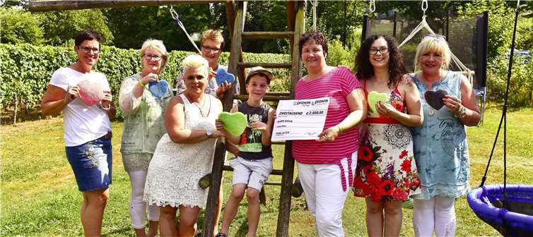 Unlängst konnten die proWIN Damen stolz einen Scheck über 2000 Euro an Lennox übergeben..Ernst Schopphoven