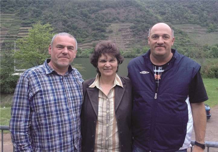 Unmittelbar nach der Vertragsunterzeichnung (v. l): Manfred Lietz (SV Hatzenport/Löf, Therese Göbel (SSV Oberfell) und Lothar Ludwig (TSV Lehmen).Privat