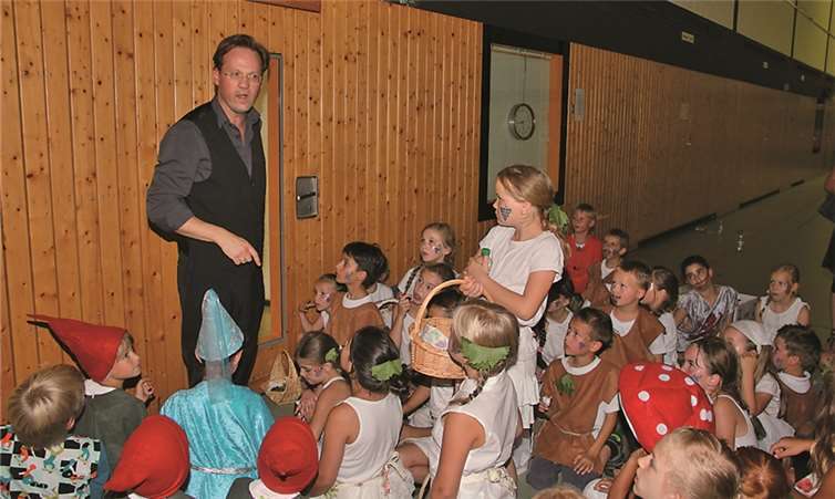 Unmittelbar vor dem Auftritt sprach der musikalischen Leiter von „Seven Montains“ Marc Unkel noch mal den Kindern.