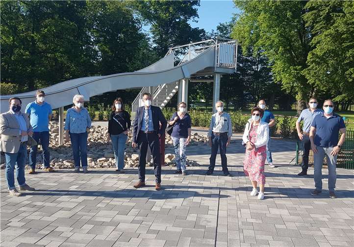 Unmittelbar vor der Wieder-Eröffnung der Deichwelle konnten sich die Mitglieder der Fraktionen von CDU, Bündnis90/die Grünen und der FWG vom absoluten TOP-Zustand des Deichwelle-Freibades überzeugen.Foto: privat
