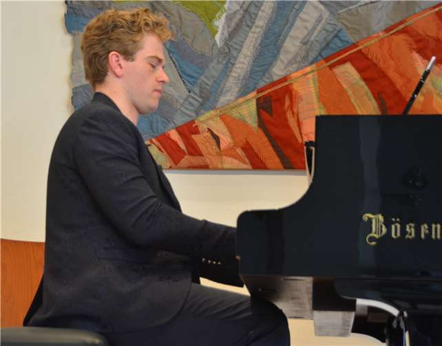 Unprätentiös und einfühlsam: Joseph Moog am schwarzen Flügel. Fotos: BE