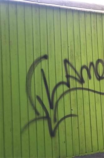 Unschöne Graffiti auch auf dem Bauwagen.