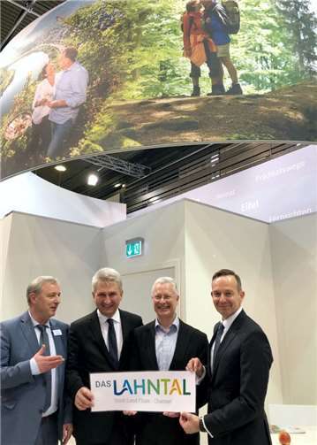 Unser Bild zeigt den Vorsitzenden des Lahntaltourismusverbandes, Landrat Frank Puchtler (2. von rechts), den rheinland-pfälzischen Wirtschaftsminister Volker Wissing (ganz rechts), den nordrhein-westfälischen Wirtschaftsminister Achim Pinkwart (2. von links) und Lahntal-Geschäftsführer Achim Girsig (links) auf der Internationalen Tourismusbörse in Berlin. Foto: Rhein-Lahn-Kreis