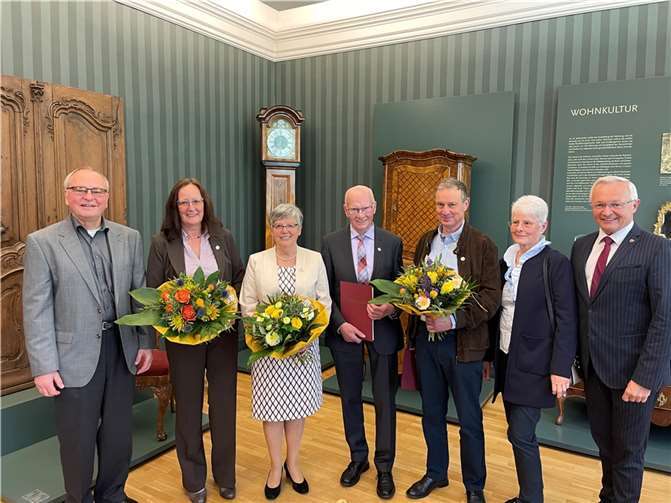 Unser Bild zeigt (von links) Horst-Werner und Rita Lehnert, Maria und Robert Schmidt, Bernd und Christina Siegel, Landrat Achim Hallerbach. Foto: Kreisverwaltung Neuwied/Ulf Steffenfauseweh