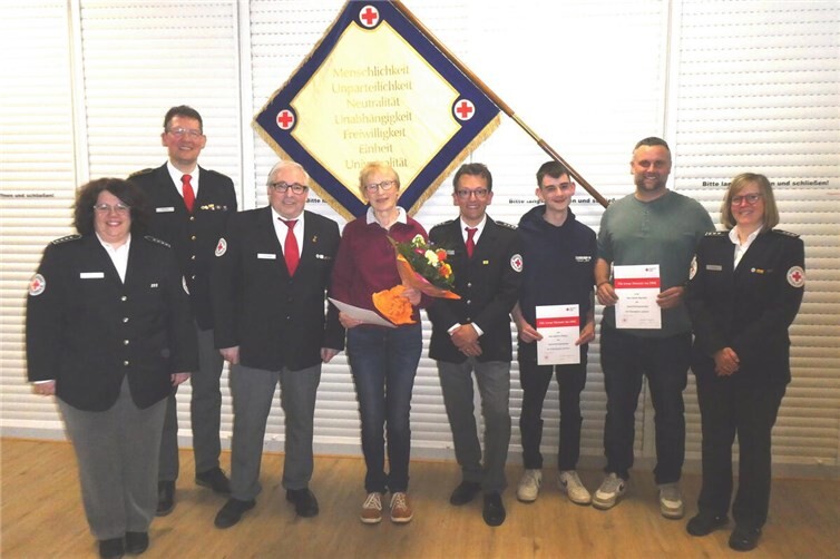 Unser Foto zeigt Beate Lindener (Mitte ) Marlon Dittgen und Aaron Spindler (mit Urkunde) sowie die Vorstandsmitglieder.