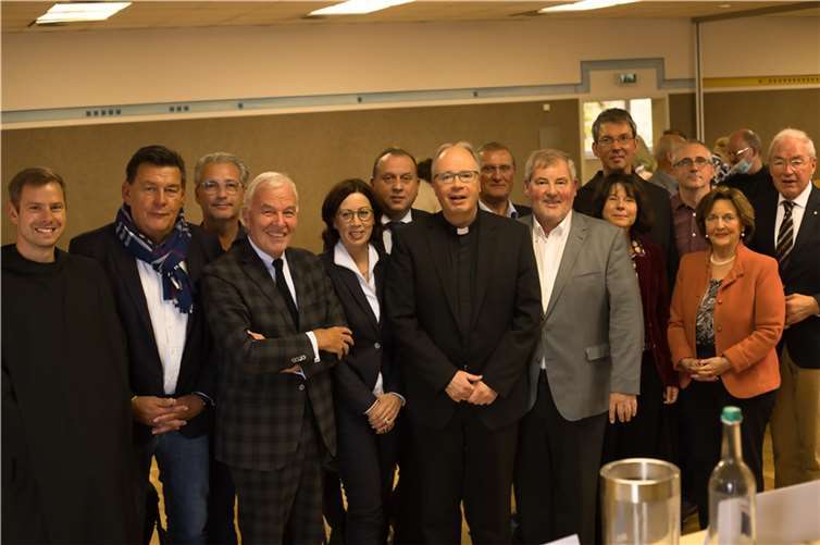 Unser Foto zeigt den neuen Vorstand mit Bischof Stephan Ackermann, der zur Situation und Perspektive der katholischen Kirche sprach, den neuen Vorsitzenden Manfred Sattler und den neuen Ehrenvorsitzenden Gernot Mittler (rechts). Foto: Wissen