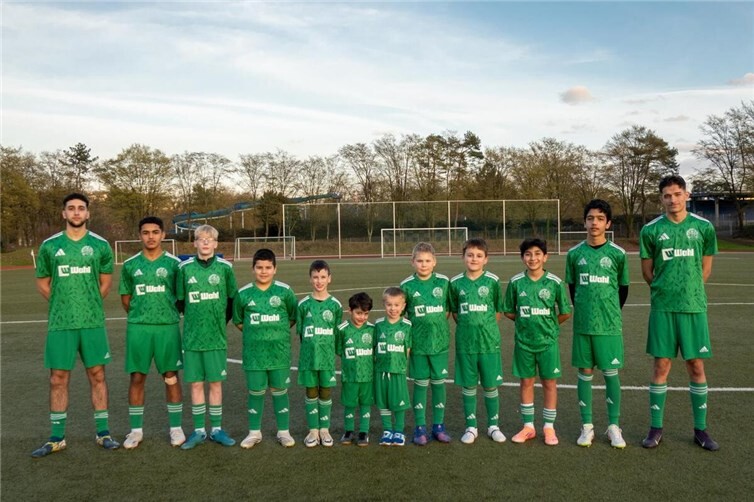 Unser Jugendbereich präsentiert stolz ihre neuen Trikotsätze