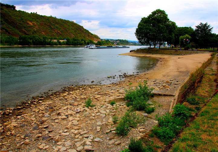 Unser Leser Dietmar Groß ließ uns dieses Blickarazzibild vom Rhein zukommen, auf dem der Niedrigstand aufgrund der heißen Sommertage gut zu sehen ist. Foto: Dietmar Groß