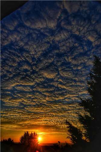 Unser Leser Werner Dierkes konnte diesen herrlichen Sonnenaufgang über Kettig einfangen. Foto: Werner Dierkes