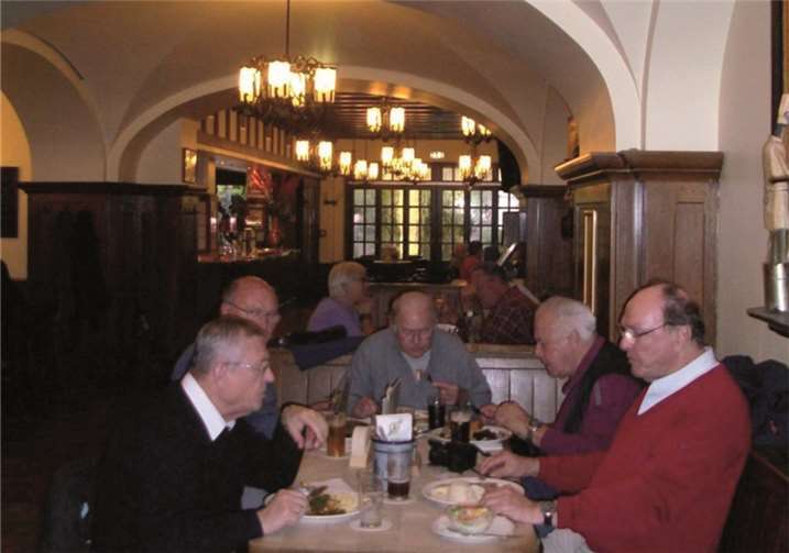 Unser Männertisch beim Einkehren in einem Altstadtlokal.