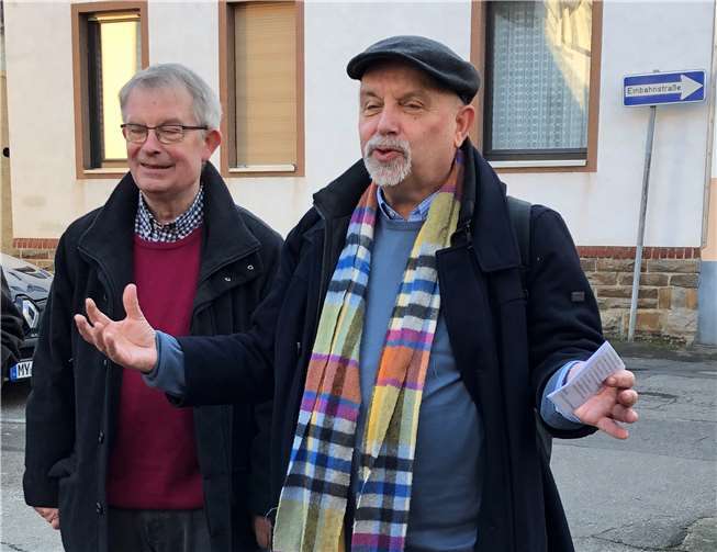 Unser Vorsitzender Gisbert Wüst (re) und sein Bruder Hans-Peter Wüst erzählen aus ihrer Kinder- und Jugendzeit in Horchheim.Foto: privat