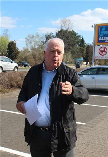 „Unser Ziel ist es, in den Bedarfsplan für Bundesfernstraßen aufgenommen zu werden. Professor Fischer von der Hochschule Koblenz ist bereit, die Machbarkeit einer Ortsumgehung untersuchen zu lassen“, sagte MdL Guido Ernst beim Ortstermin.