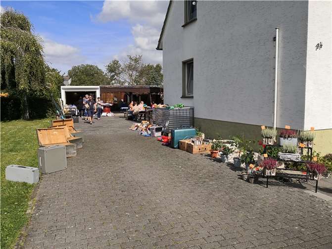 „Unsere Erwartungen wurden dann schlussendlich absolut erfüllt und es entwickelte sich ein reges Markttreiben in den Straßen des Dorfes“, erklärte Carmen Marienfeld, Schriftführerin der Lüftelberger Dorfgemeinschaft und von Anfang an „Cheforganisatorin“ des Dorfflohmarktes.Foto: privat