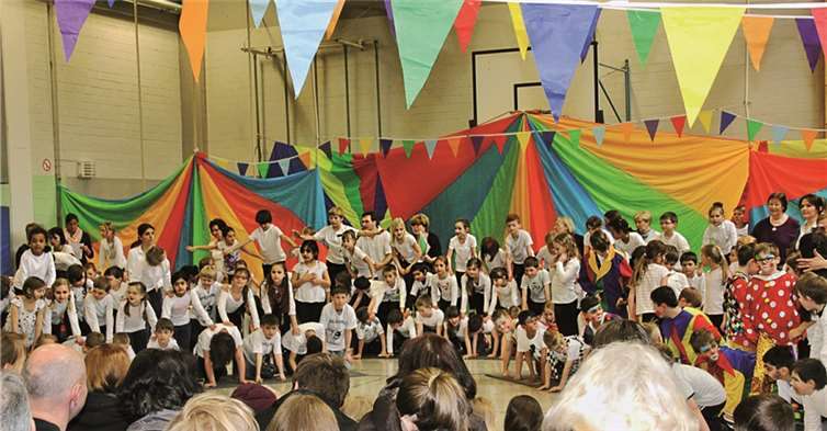 „Unsere Schule ist ein großer Zirkus“. Alle 180 Kinder stellten sich zu einer beeindruckenden lebenden Pyramide auf und sangen ein Lied.